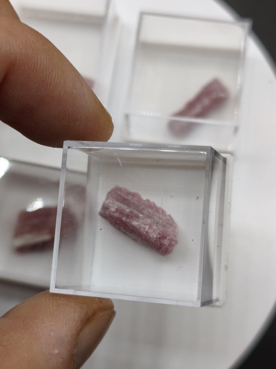 Pinker Turmalin Rohkristall aus Brasilien – Rosa Rubellit – 6 Unikate zur Wahl Kristalle & Mineralien Sammler Stufen Edelstein Deko Kristall - Art of Nature Berlin