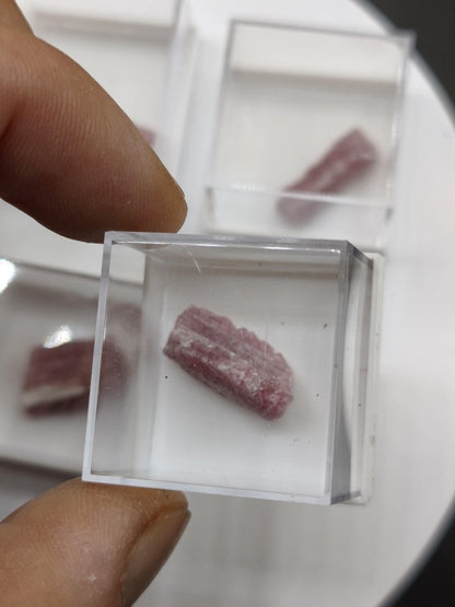 Pinker Turmalin Rohkristall aus Brasilien – Rosa Rubellit – 6 Unikate zur Wahl Kristalle & Mineralien Sammler Stufen Edelstein Deko Kristall - Art of Nature Berlin