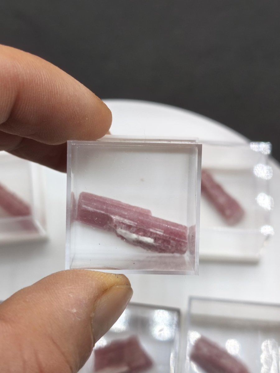 Pinker Turmalin Rohkristall aus Brasilien – Rosa Rubellit – 6 Unikate zur Wahl Kristalle & Mineralien Sammler Stufen Edelstein Deko Kristall - Art of Nature Berlin