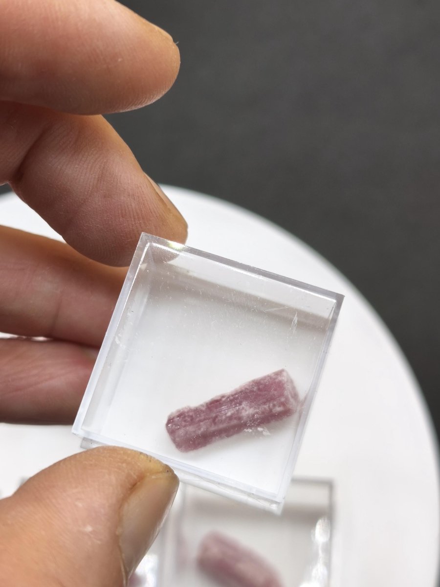 Pinker Turmalin Rohkristall aus Brasilien – Rosa Rubellit – 6 Unikate zur Wahl Kristalle & Mineralien Sammler Stufen Edelstein Deko Kristall - Art of Nature Berlin