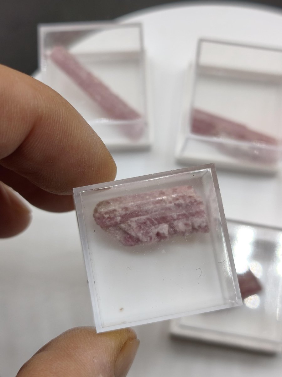 Pinker Turmalin Rohkristall aus Brasilien – Rosa Rubellit – 6 Unikate zur Wahl Kristalle & Mineralien Sammler Stufen Edelstein Deko Kristall - Art of Nature Berlin