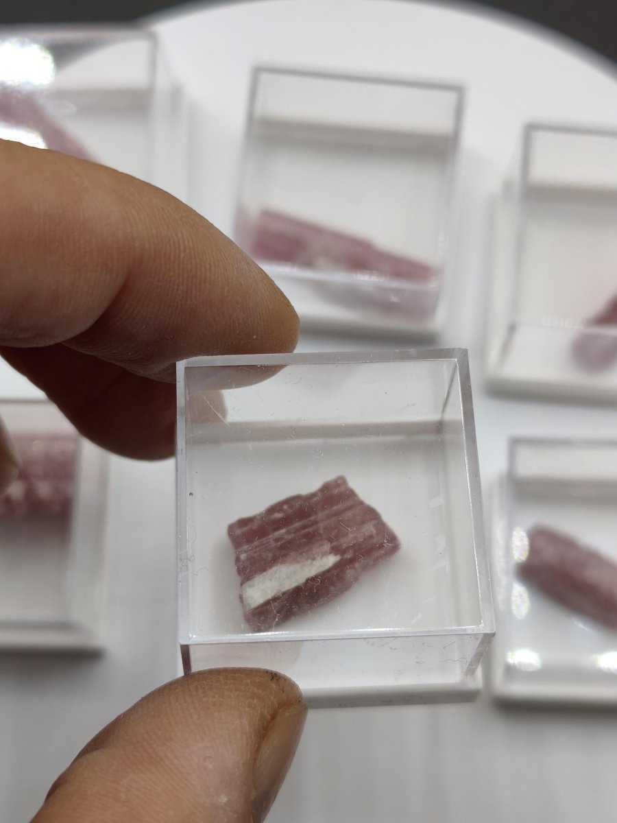 Pinker Turmalin Rohkristall aus Brasilien – Rosa Rubellit – 6 Unikate zur Wahl Kristalle & Mineralien Sammler Stufen Edelstein Deko Kristall - Art of Nature Berlin