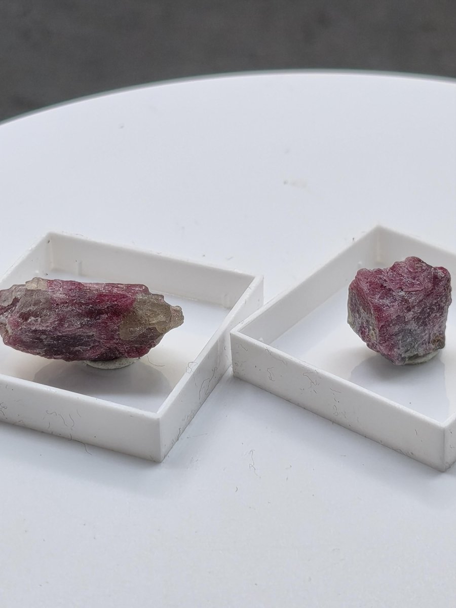 Pinker Turmalin Rohkristall aus Brasilien – Rubellit | 2 Unikate zur Wahl Kristalle & Mineralien Sammler Stufen Edelstein Deko Kristall - Art of Nature Berlin