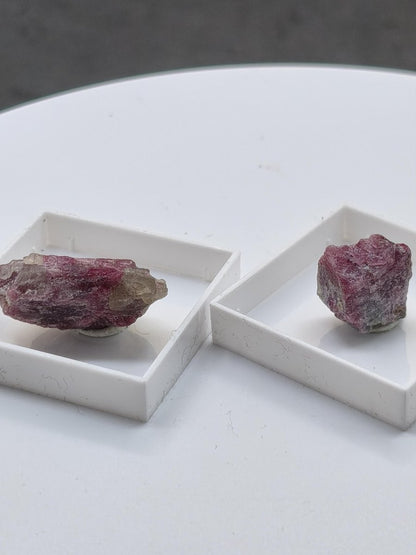 Pinker Turmalin Rohkristall aus Brasilien – Rubellit | 2 Unikate zur Wahl Kristalle & Mineralien Sammler Stufen Edelstein Deko Kristall - Art of Nature Berlin
