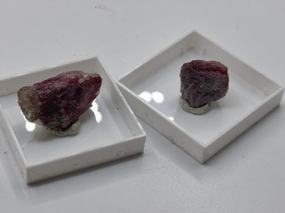 Pinker Turmalin Rohkristall aus Brasilien – Rubellit | 2 Unikate zur Wahl Kristalle & Mineralien Sammler Stufen Edelstein Deko Kristall - Art of Nature Berlin