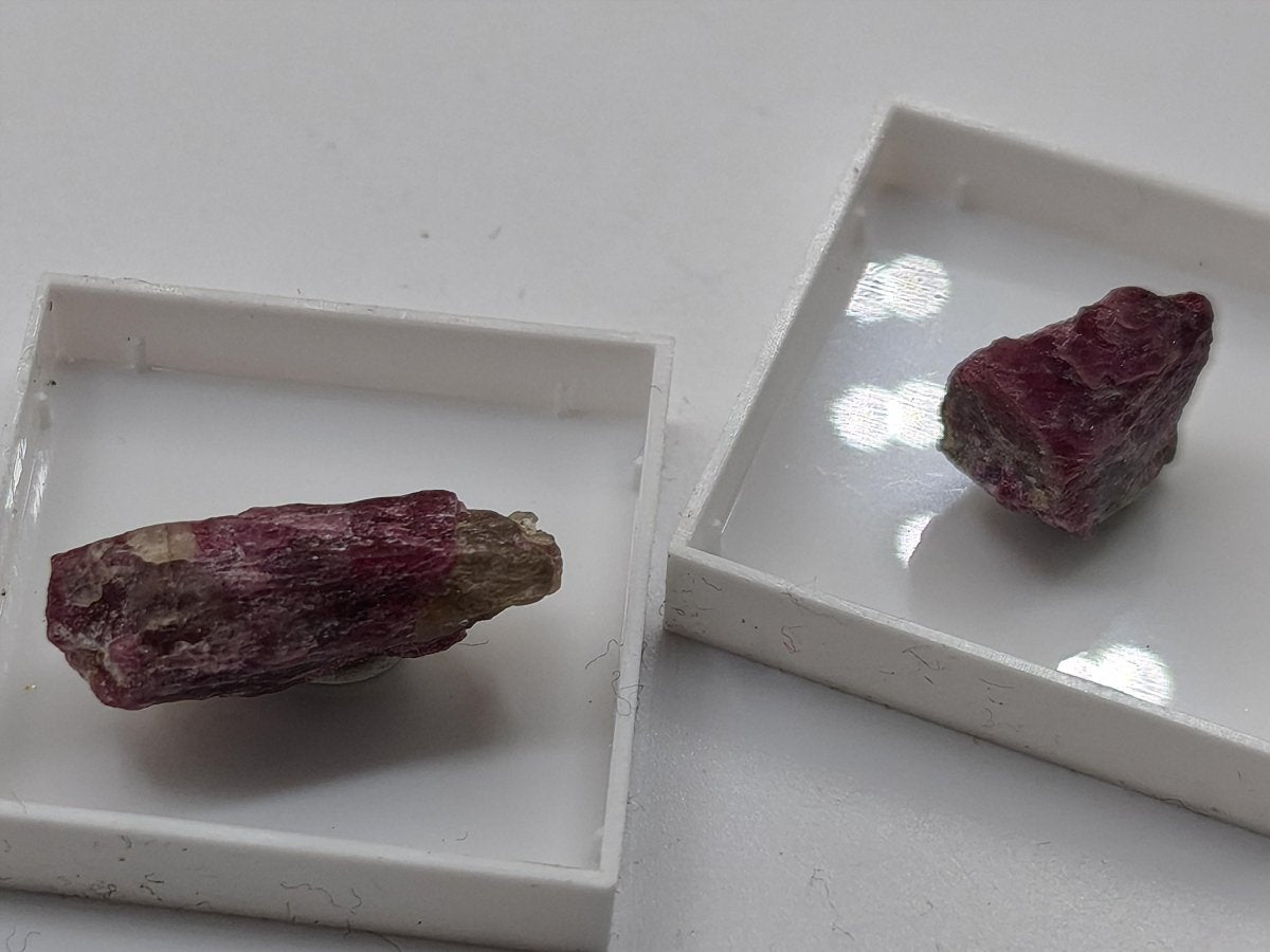 Pinker Turmalin Rohkristall aus Brasilien – Rubellit | 2 Unikate zur Wahl Kristalle & Mineralien Sammler Stufen Edelstein Deko Kristall - Art of Nature Berlin