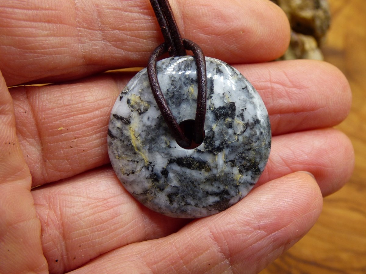 Pinolith ~ Edelstein Kette ~HIPPIE ~GOA ~Boho ~Tibet ~Ethno ~Nature ~Donut ~Schutzsymbol ~Heilstein - Art of Nature Berlin