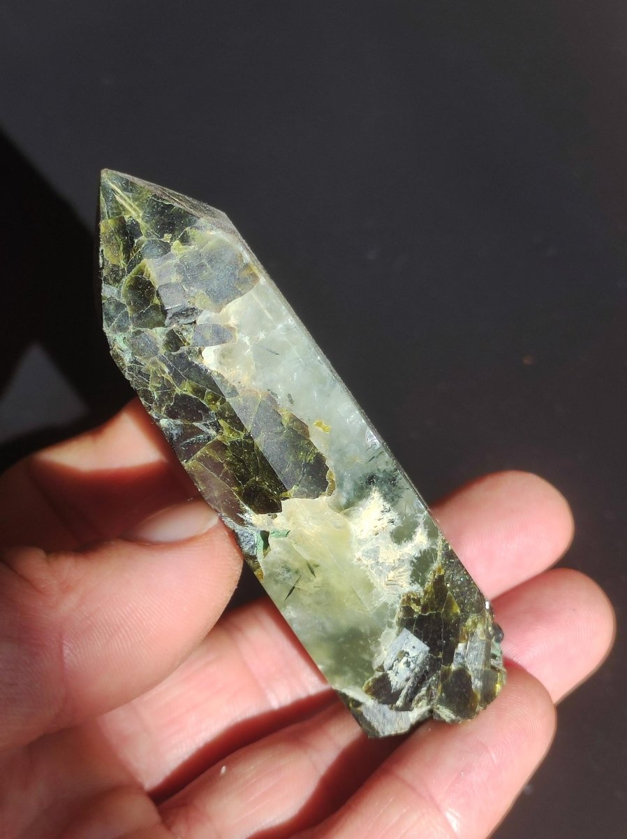 Prehnit A ~ grün schwarz nadeln natürlich Kristall Point Obelisk Magische Edelstein Deko Massagestab Crystal HIPPIE GOA Heilstein Natur - Art of Nature Berlin