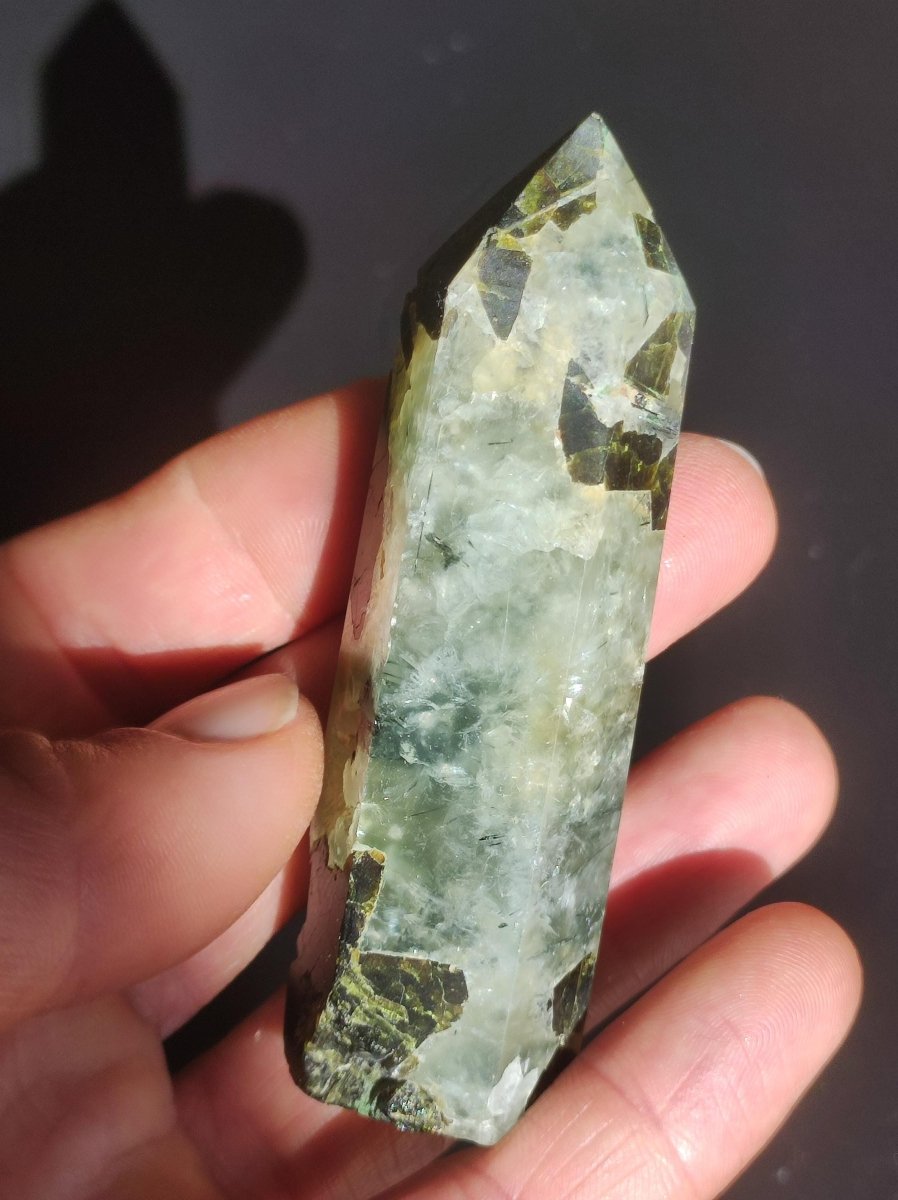 Prehnit A ~ grün schwarz nadeln natürlich Kristall Point Obelisk Magische Edelstein Deko Massagestab Crystal HIPPIE GOA Heilstein Natur - Art of Nature Berlin