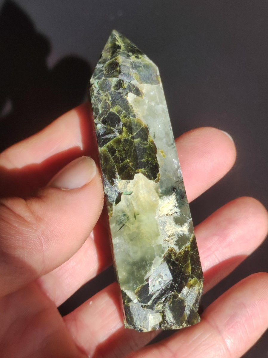 Prehnit A ~ grün schwarz nadeln natürlich Kristall Point Obelisk Magische Edelstein Deko Massagestab Crystal HIPPIE GOA Heilstein Natur - Art of Nature Berlin