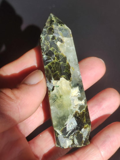 Prehnit A ~ grün schwarz nadeln natürlich Kristall Point Obelisk Magische Edelstein Deko Massagestab Crystal HIPPIE GOA Heilstein Natur - Art of Nature Berlin