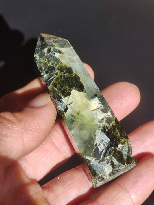 Prehnit A ~ grün schwarz nadeln natürlich Kristall Point Obelisk Magische Edelstein Deko Massagestab Crystal HIPPIE GOA Heilstein Natur - Art of Nature Berlin