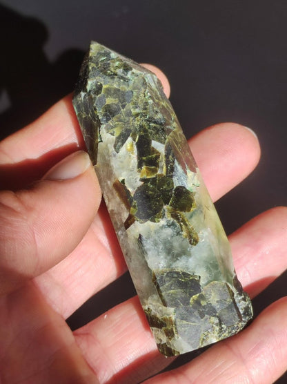 Prehnit A ~ grün schwarz nadeln natürlich Kristall Point Obelisk Magische Edelstein Deko Massagestab Crystal HIPPIE GOA Heilstein Natur - Art of Nature Berlin