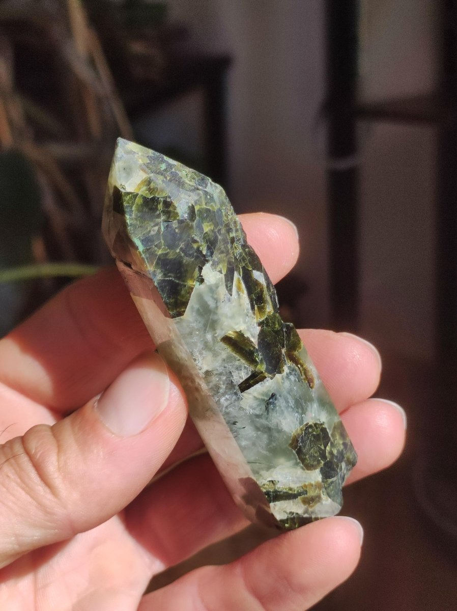 Prehnit A ~ grün schwarz nadeln natürlich Kristall Point Obelisk Magische Edelstein Deko Massagestab Crystal HIPPIE GOA Heilstein Natur - Art of Nature Berlin