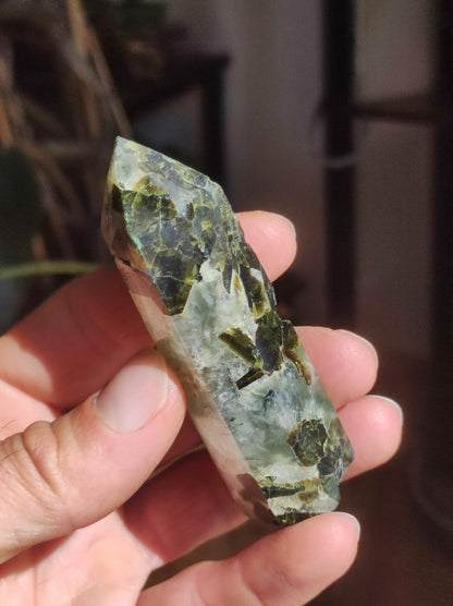 Prehnit A ~ grün schwarz nadeln natürlich Kristall Point Obelisk Magische Edelstein Deko Massagestab Crystal HIPPIE GOA Heilstein Natur - Art of Nature Berlin