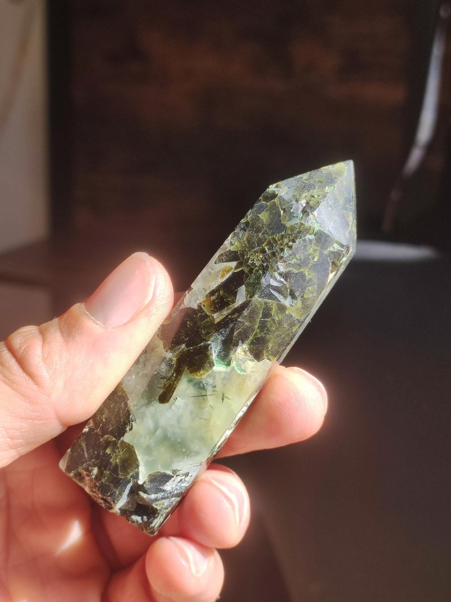 Prehnit A ~ grün schwarz nadeln natürlich Kristall Point Obelisk Magische Edelstein Deko Massagestab Crystal HIPPIE GOA Heilstein Natur - Art of Nature Berlin