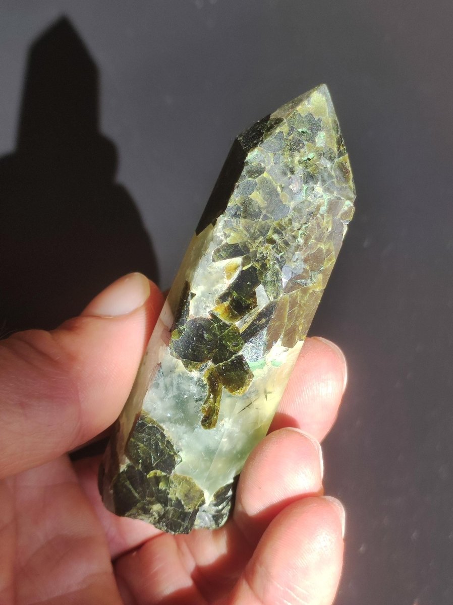 Prehnit A ~ grün schwarz nadeln natürlich Kristall Point Obelisk Magische Edelstein Deko Massagestab Crystal HIPPIE GOA Heilstein Natur - Art of Nature Berlin