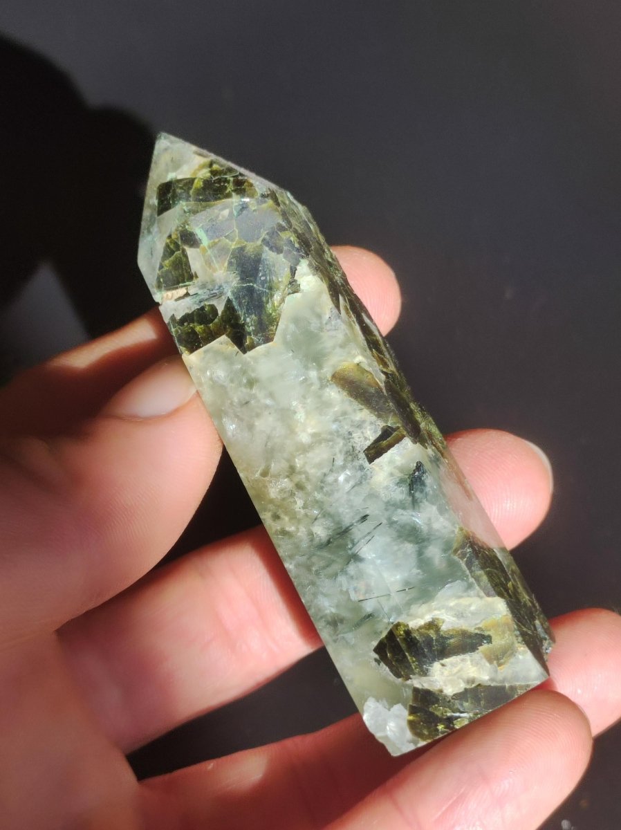 Prehnit A ~ grün schwarz nadeln natürlich Kristall Point Obelisk Magische Edelstein Deko Massagestab Crystal HIPPIE GOA Heilstein Natur - Art of Nature Berlin