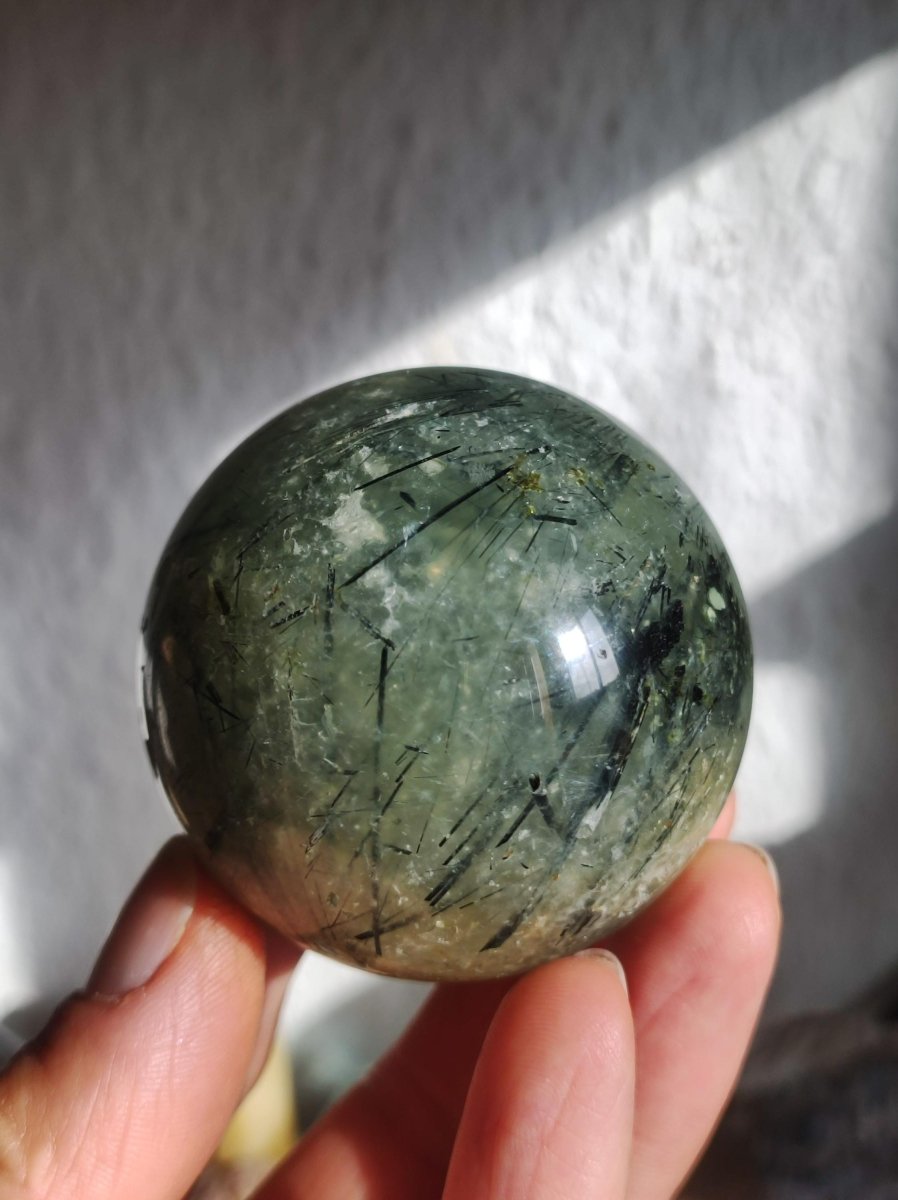 Prehnit ~ Edelstein Kugel grün Natur Heilstein Deko Sphere Kristall Geschenk Er Sie Haus Einweihung Wohnung Energie Kraft Meditation - Art of Nature Berlin