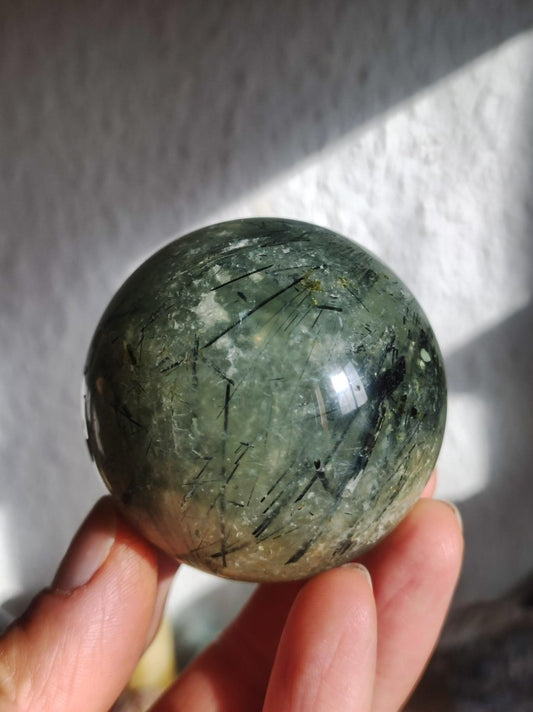 Prehnit ~ Edelstein Kugel grün Natur Heilstein Deko Sphere Kristall Geschenk Er Sie Haus Einweihung Wohnung Energie Kraft Meditation - Art of Nature Berlin