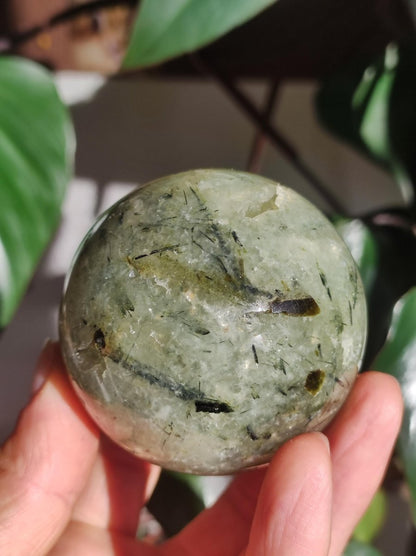 Prehnit ~ Edelstein Kugel grün Natur Heilstein Deko Sphere Kristall Geschenk Er Sie Haus Einweihung Wohnung Energie Kraft Meditation - Art of Nature Berlin