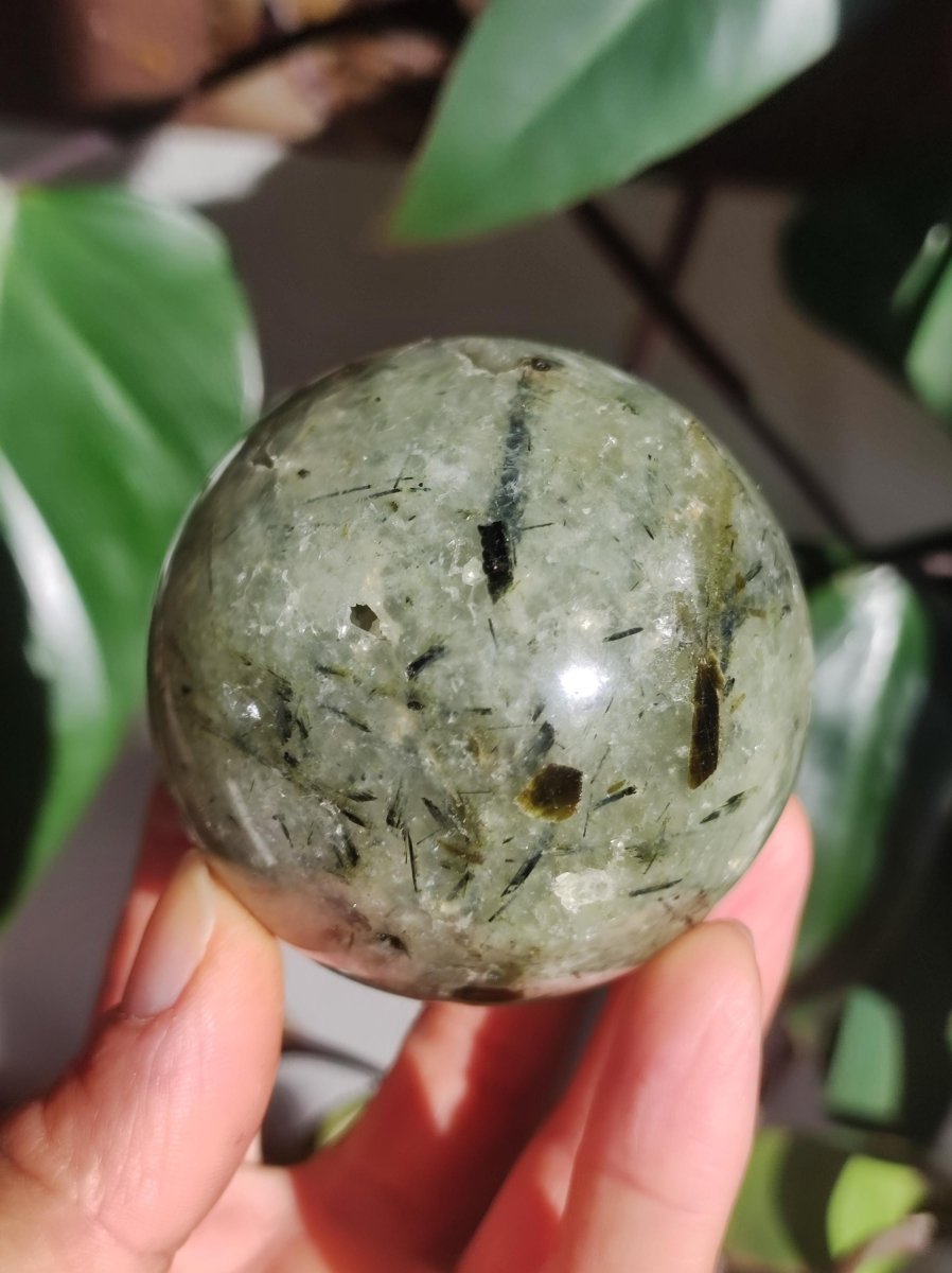Prehnit ~ Edelstein Kugel grün Natur Heilstein Deko Sphere Kristall Geschenk Er Sie Haus Einweihung Wohnung Energie Kraft Meditation - Art of Nature Berlin