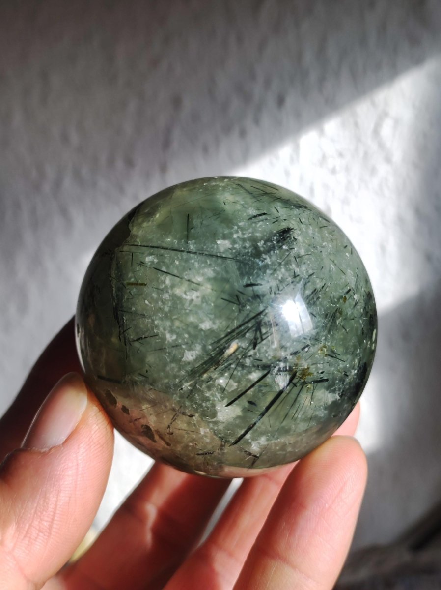 Prehnit ~ Edelstein Kugel grün Natur Heilstein Deko Sphere Kristall Geschenk Er Sie Haus Einweihung Wohnung Energie Kraft Meditation - Art of Nature Berlin