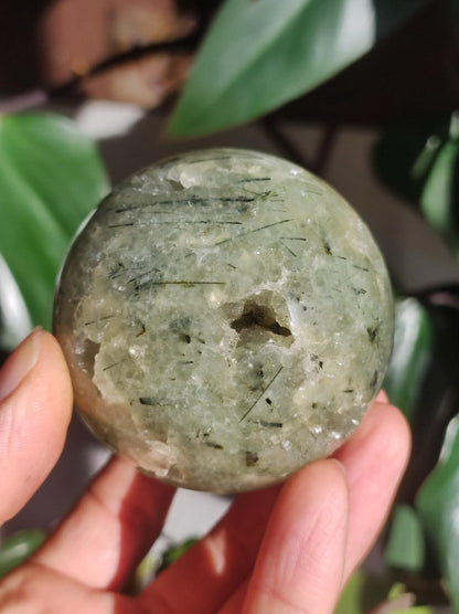 Prehnit ~ Edelstein Kugel grün Natur Heilstein Deko Sphere Kristall Geschenk Er Sie Haus Einweihung Wohnung Energie Kraft Meditation - Art of Nature Berlin