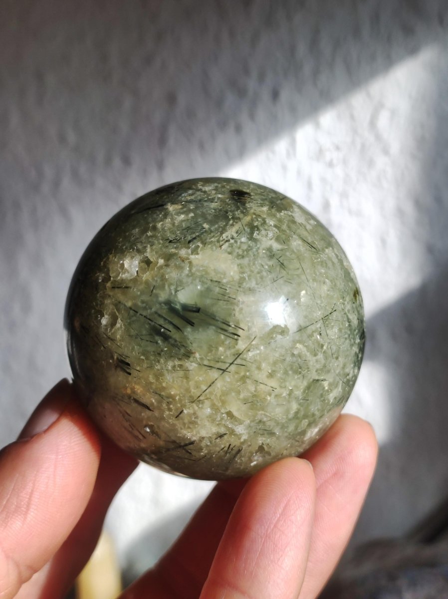Prehnit ~ Edelstein Kugel grün Natur Heilstein Deko Sphere Kristall Geschenk Er Sie Haus Einweihung Wohnung Energie Kraft Meditation - Art of Nature Berlin