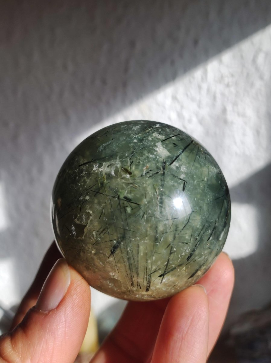 Prehnit ~ Edelstein Kugel grün Natur Heilstein Deko Sphere Kristall Geschenk Er Sie Haus Einweihung Wohnung Energie Kraft Meditation - Art of Nature Berlin
