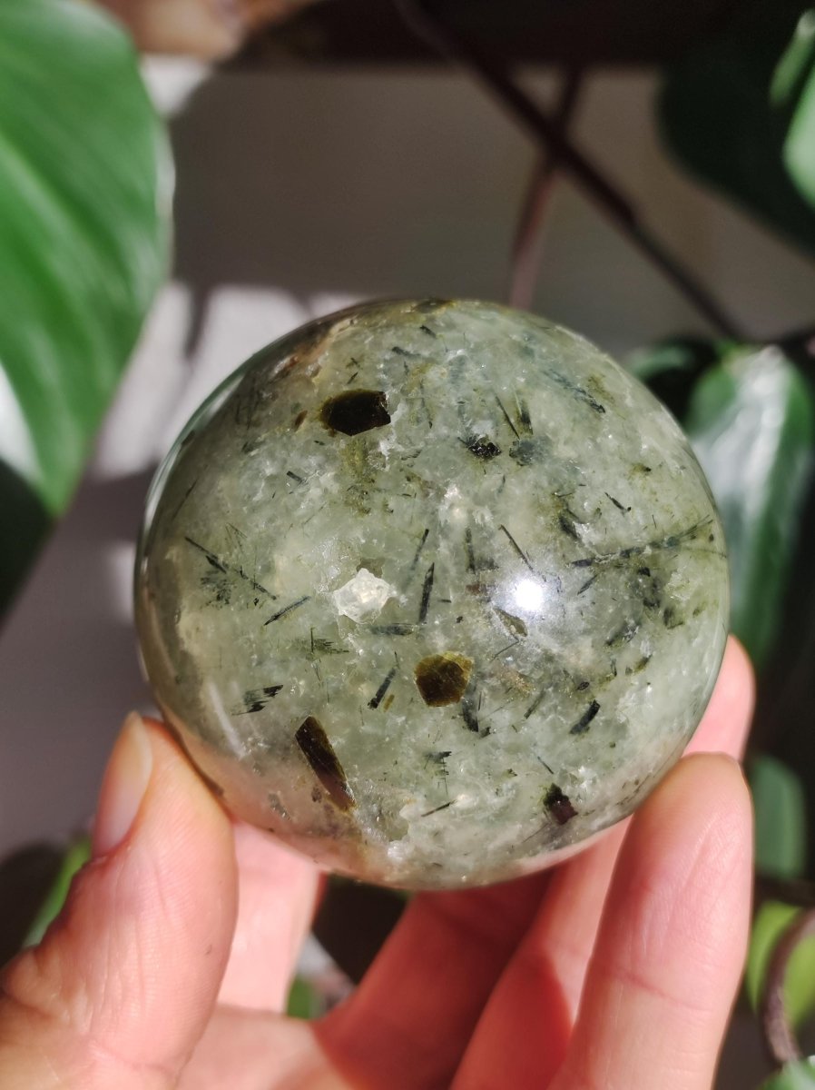 Prehnit ~ Edelstein Kugel grün Natur Heilstein Deko Sphere Kristall Geschenk Er Sie Haus Einweihung Wohnung Energie Kraft Meditation - Art of Nature Berlin