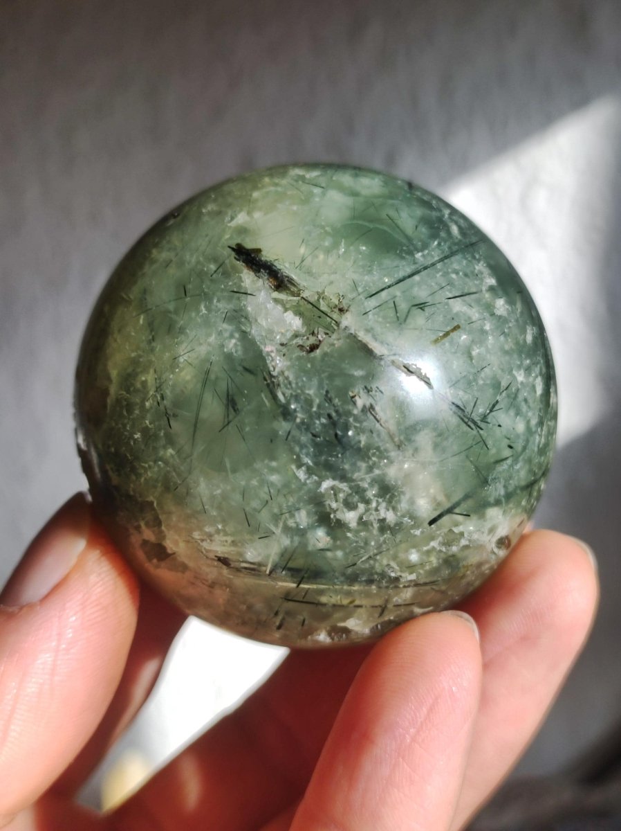 Prehnit ~ Edelstein Kugel grün Natur Heilstein Deko Sphere Kristall Geschenk Er Sie Haus Einweihung Wohnung Energie Kraft Meditation - Art of Nature Berlin