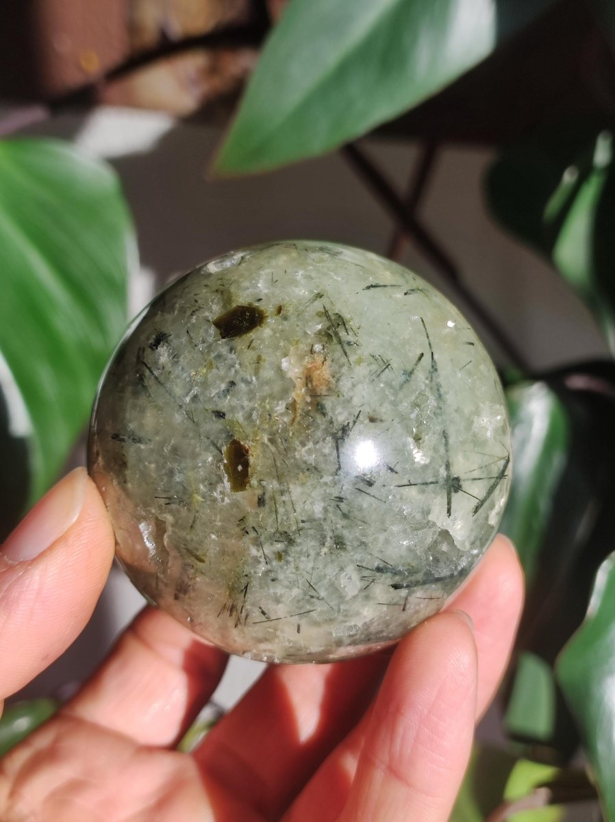 Prehnit ~ Edelstein Kugel grün Natur Heilstein Deko Sphere Kristall Geschenk Er Sie Haus Einweihung Wohnung Energie Kraft Meditation - Art of Nature Berlin