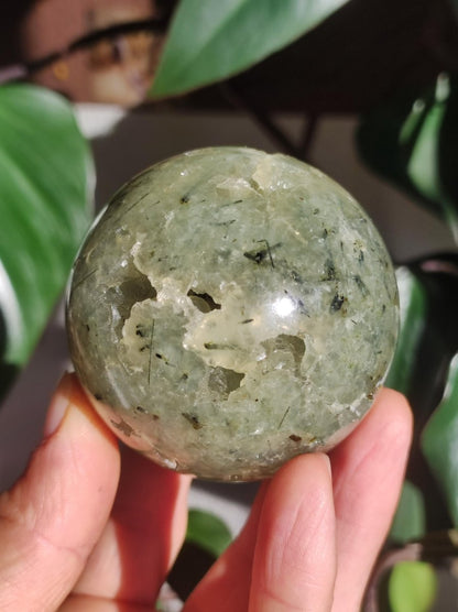 Prehnit ~ Edelstein Kugel grün Natur Heilstein Deko Sphere Kristall Geschenk Er Sie Haus Einweihung Wohnung Energie Kraft Meditation - Art of Nature Berlin