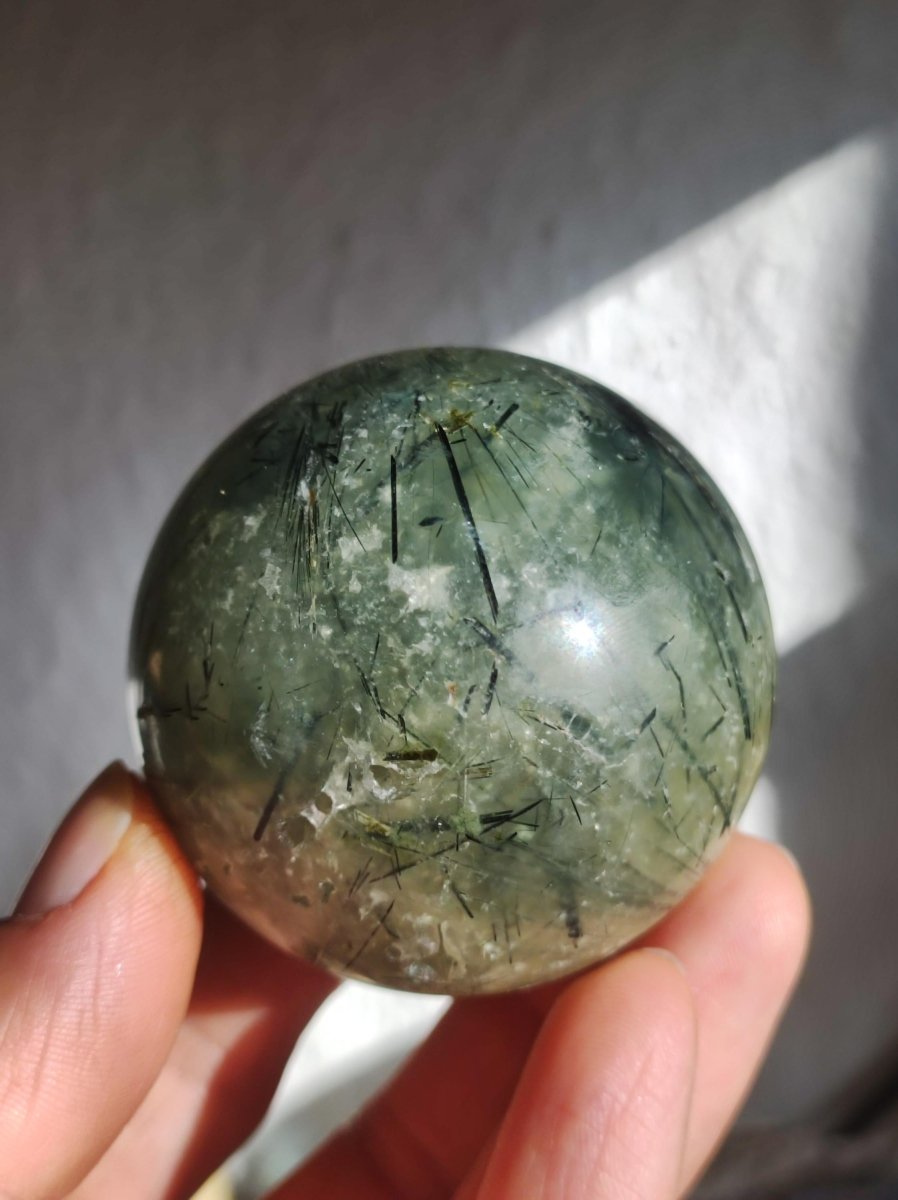 Prehnit ~ Edelstein Kugel grün Natur Heilstein Deko Sphere Kristall Geschenk Er Sie Haus Einweihung Wohnung Energie Kraft Meditation - Art of Nature Berlin