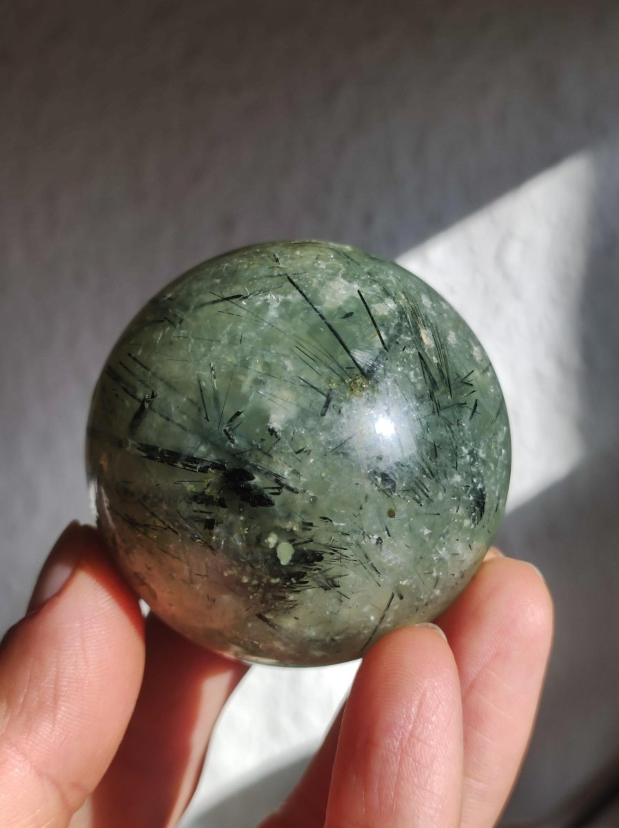 Prehnit ~ Edelstein Kugel grün Natur Heilstein Deko Sphere Kristall Geschenk Er Sie Haus Einweihung Wohnung Energie Kraft Meditation - Art of Nature Berlin