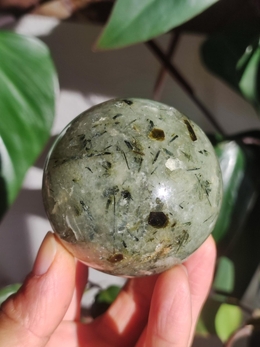 Prehnit ~ Edelstein Kugel grün Natur Heilstein Deko Sphere Kristall Geschenk Er Sie Haus Einweihung Wohnung Energie Kraft Meditation - Art of Nature Berlin