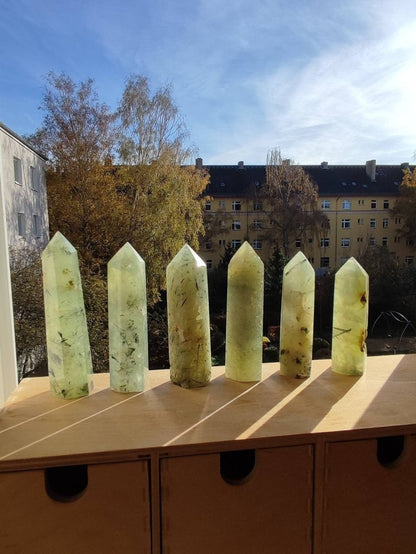 Prehnit ~ grün schwarz nadeln natürlich Kristall Point Obelisk Magische Edelstein Deko Massagestab Crystal HIPPIE GOA Heilstein Naturschatz - Art of Nature Berlin