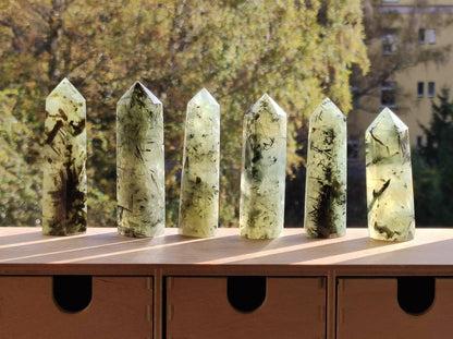 Prehnit ~ grün schwarz nadeln natürlich Kristall Point Obelisk Magische Edelstein Deko Massagestab Crystal HIPPIE GOA Heilstein Naturschatz - Art of Nature Berlin