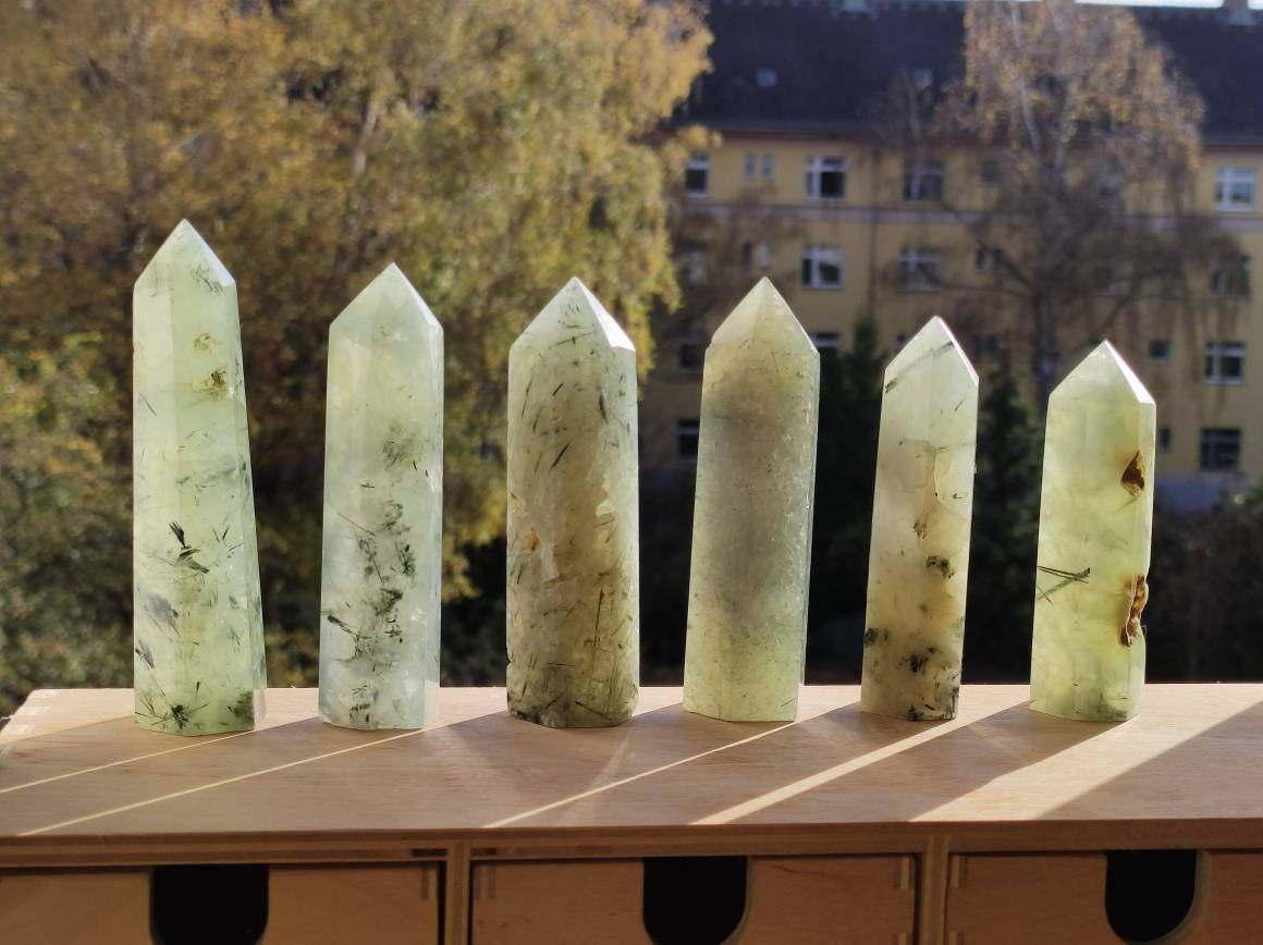 Prehnit ~ grün schwarz nadeln natürlich Kristall Point Obelisk Magische Edelstein Deko Massagestab Crystal HIPPIE GOA Heilstein Naturschatz - Art of Nature Berlin