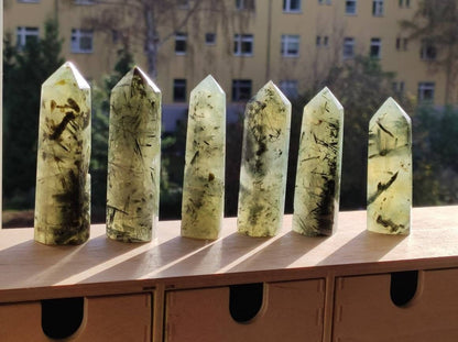 Prehnit ~ grün schwarz nadeln natürlich Kristall Point Obelisk Magische Edelstein Deko Massagestab Crystal HIPPIE GOA Heilstein Naturschatz - Art of Nature Berlin