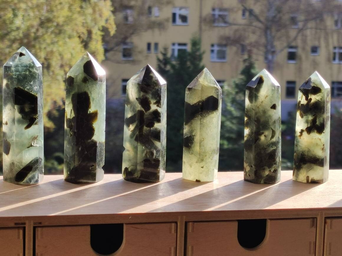 Prehnit ~ grün schwarz nadeln natürlich Kristall Point Obelisk Magische Edelstein Deko Massagestab Crystal HIPPIE GOA Heilstein Naturschatz - Art of Nature Berlin