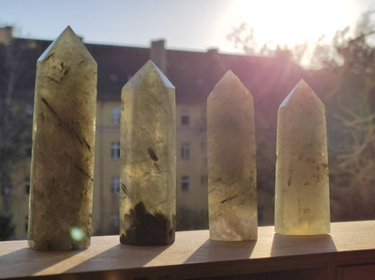 Prehnit ~ grün schwarz nadeln natürlich Kristall Point Obelisk Magische Edelstein Deko Massagestab Crystal HIPPIE GOA Heilstein Naturschatz - Art of Nature Berlin