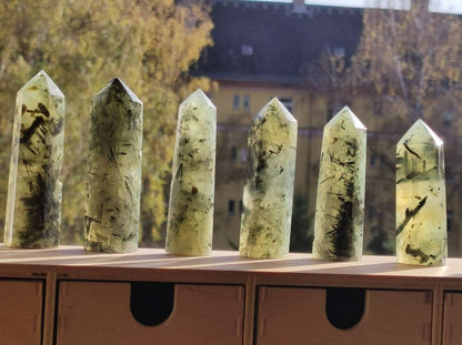 Prehnit ~ grün schwarz nadeln natürlich Kristall Point Obelisk Magische Edelstein Deko Massagestab Crystal HIPPIE GOA Heilstein Naturschatz - Art of Nature Berlin