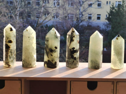 Prehnit ~ grün schwarz nadeln natürlich Kristall Point Obelisk Magische Edelstein Deko Massagestab Crystal HIPPIE GOA Heilstein Naturschatz - Art of Nature Berlin