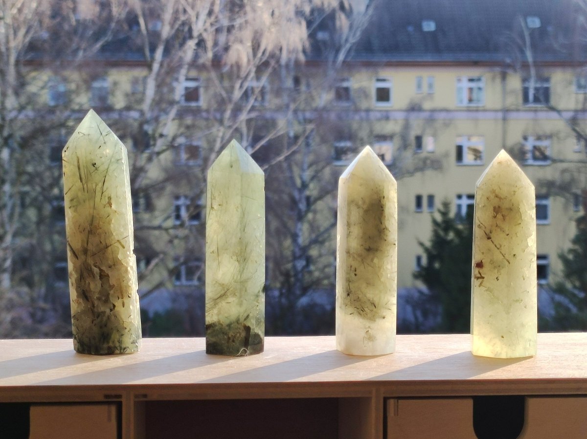 Prehnit ~ grün schwarz nadeln natürlich Kristall Point Obelisk Magische Edelstein Deko Massagestab Crystal HIPPIE GOA Heilstein Naturschatz - Art of Nature Berlin