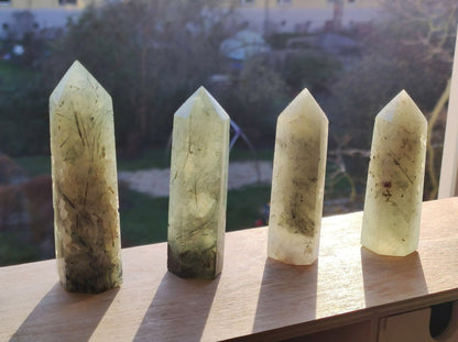 Prehnit ~ grün schwarz nadeln natürlich Kristall Point Obelisk Magische Edelstein Deko Massagestab Crystal HIPPIE GOA Heilstein Naturschatz - Art of Nature Berlin