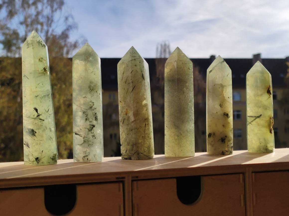 Prehnit ~ grün schwarz nadeln natürlich Kristall Point Obelisk Magische Edelstein Deko Massagestab Crystal HIPPIE GOA Heilstein Naturschatz - Art of Nature Berlin