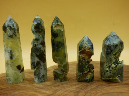 Prehnit ~ grün schwarz nadeln natürlich Kristall Point Obelisk Magische Edelstein Deko Massagestab Crystal HIPPIE GOA Heilstein Naturschatz - Art of Nature Berlin