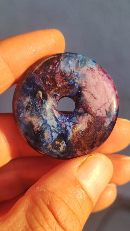 Sugilite &amp; Richterite Bustamite Protection Donut Gemstone Crystal Healing Stone Rareté Rare Collector Sugilite rouge bleu violet pendentif rond cadeau